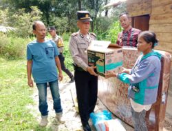 Kapolres Toba Berikan Peralatan Rumah Tangga Bagi Warga Toba