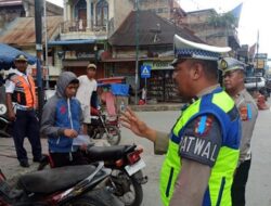 Berikan Teguran Humanis,Sat Lantas Polres Humbahas Tegur Becak Parkir Sembarangan