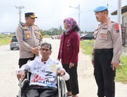 Kapolres Humbahas Bantu Jemput Pemilih Disabilitas Ke TPS