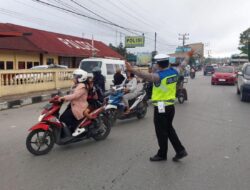 Polres Humbahas Lakukan Pengaturan Lalu Lintas Pagi Guna Menjaga Agar Aktifitas Di Jalan Berjalan Dengan Aman Dan Lancar
