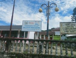 Miris! Kepala Sekolah Pada Saat Jam Belajar Mengajar Asik main Kartu Domino Di Kedai. Dan Guru- guru asik ngumpul Diruangan Kantor