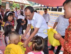 Bupati Humbahas Serahkan Bantuan Keperluan Sekolah Kepada Peserta Didik Yang Terdampak Bencana Alam Di Desa Simangulampe