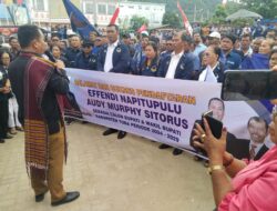 Ribuan Warga Toba antarkan Pasangan Cabup_wacabup EFFENDI NAPITUPULU.SH-AUDI MURPHI mendaftar ke KPU TOBA