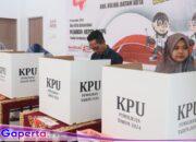 Wakil Walikota Batam, Amsakar Bersama Keluarga Menggunakan Hak Pilihnya di TPS 18