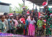 Sambut Natal, Habema Bagikan Topi Santa Kepada Anak-Anak Kenyam