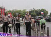 Wujud Kepedulian di Bulan Ramadhan, Ditlantas Polda Kalbar Bagikan Takjil Gratis di Bundaran Tugu Digulis Untan.
