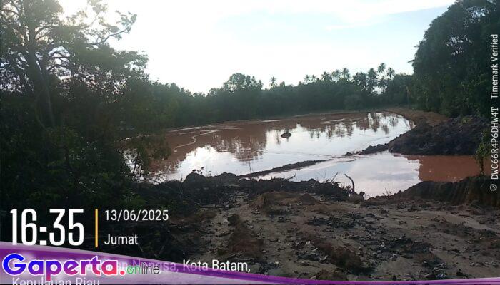 Merusak Lingkungan Serta Ekosistem.  Tambang Pasir Ilegal di Teluk Mata Ikan sambau Nongsa Hingga Sampai Saat Ini Masih Terus Beroperasi.