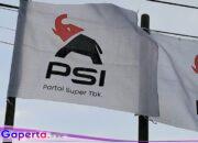“Bendera PSI dengan Logo Gajah Kepala Merah dan Tulisan Partai Super Tbk Mulai Dipasang di Solo Menjelang Kongres Pertama Partai”
