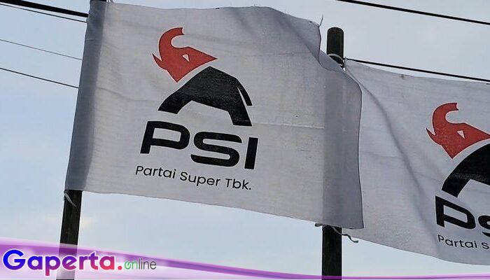 “Bendera PSI dengan Logo Gajah Kepala Merah dan Tulisan Partai Super Tbk Mulai Dipasang di Solo Menjelang Kongres Pertama Partai”