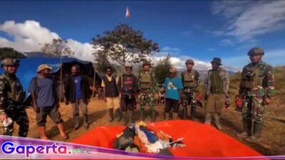 “Aksi Kemanusiaan Satgas TNI di Eronggobak, Serahkan Pakaian Layak Pakaian Untuk Warga Pengungsi”