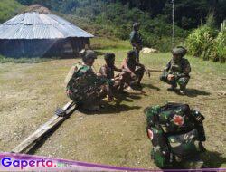 “Satgas TNI Tembus Honai Warga Kampung Wombru, Beri Pelayanan Kesehatan Gratis di Tengah Pegunungan Puncak”