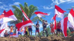 “Semangat Merah Putih di Perbatasan, TNI dan Warga Amyu Kibarkan Bendera Sambut HUT RI ke-80”