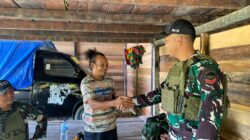 “Satgas Yonif 131/Brajasakti Berikan Pelayanan Kesehatan Gratis Door to Door di Kampung Yanemyo”