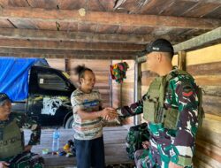 “Satgas Yonif 131/Brajasakti Berikan Pelayanan Kesehatan Gratis Door to Door di Kampung Yanemyo”