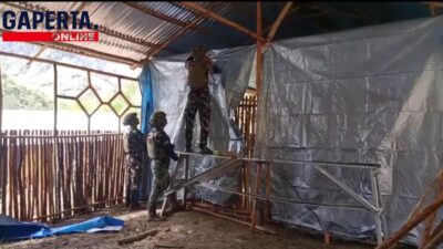 TUNTAS! SATGAS YONIF 700/WYC SELESAIKAN PEMBANGUNAN SD 03 MAYUBERI, HADIAH KEMERDEKAAN UNTUK ANAK PAPUA