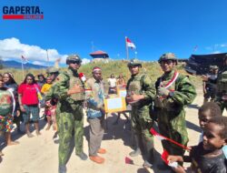 Merah Putih Berkibar di Lokasi Pengungsian: Satgas Yonif 700/Wyc dan Warga Eronggobak Rayakan HUT ke-80 RI dengan Semangat Persatuan
