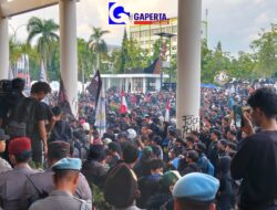 “Demo Mahasiswa Kalbar Jilid III Ricuh, Tuntut Transparansi Gaji DPR RI, Diduga Disusupi Anak di Bawah Umur”