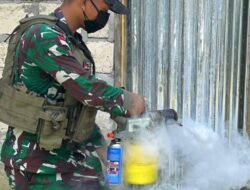 Satgas Yonif 131/Brajasakti Cegah Malaria dengan Fogging di Kampung Wembi