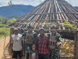 Satgas Yonif 700/WYC Pererat Kemanunggalan TNI-Rakyat, Bantu Warga Papua Bangun Honai di Puncak