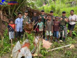“Dari Hutan ke Piring: Prajurit Braja Sakti Belajar Membuat Sagu Langsung dari Mama Papua”