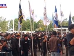 “Halaman Polda Kalbar Dipenuhi Massa Aksi Mahasiswa, Tuntut Keadilan untuk Rakyat”