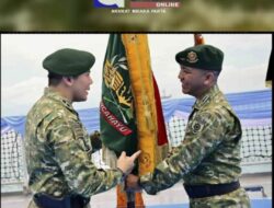 Seskab Teddy Wijaya Kenakan Seragam TNI, Hadiri Penganugerahan Samkaryanugraha untuk Yonif 328