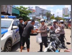 Polres Sintang Berbagi: Satlantas Bagikan Makanan Siap Saji untuk Pengendara di Jumat Berkah